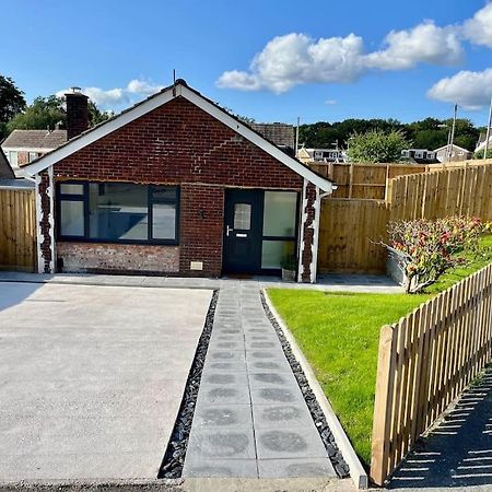 Modern Bungalow In Good Location Aberdulais Exterior foto