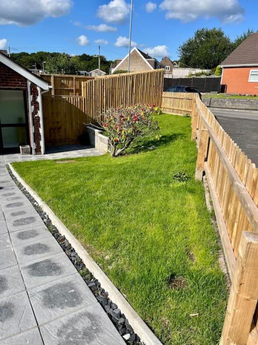 Modern Bungalow In Good Location Aberdulais Exterior foto