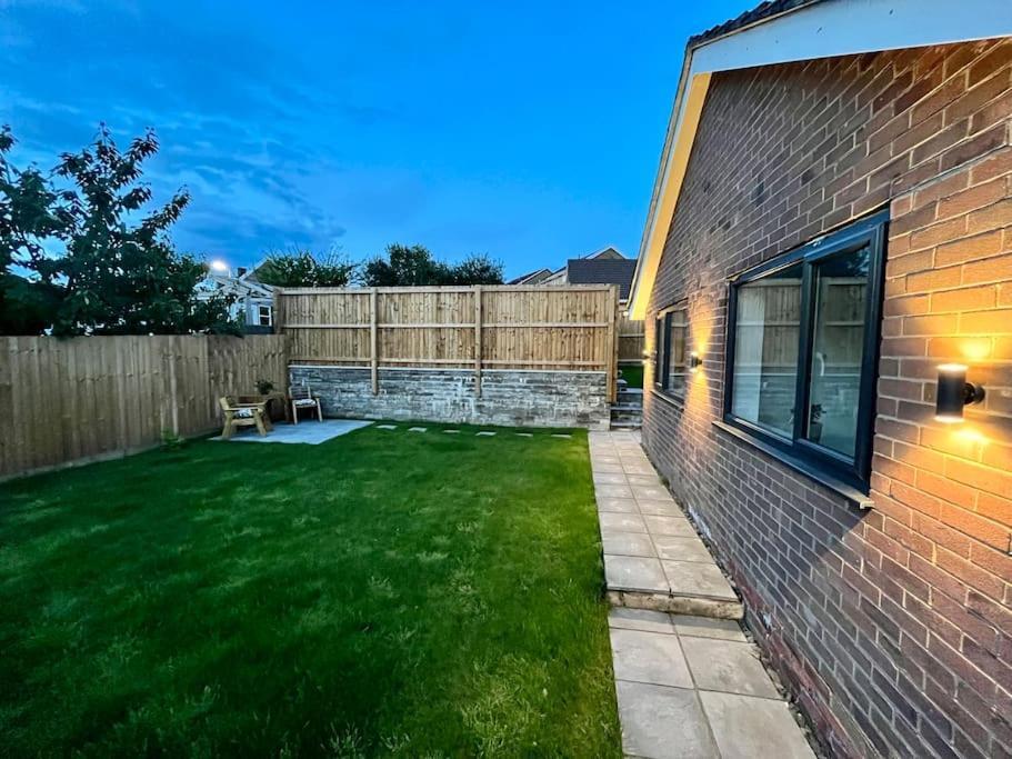 Modern Bungalow In Good Location Aberdulais Exterior foto