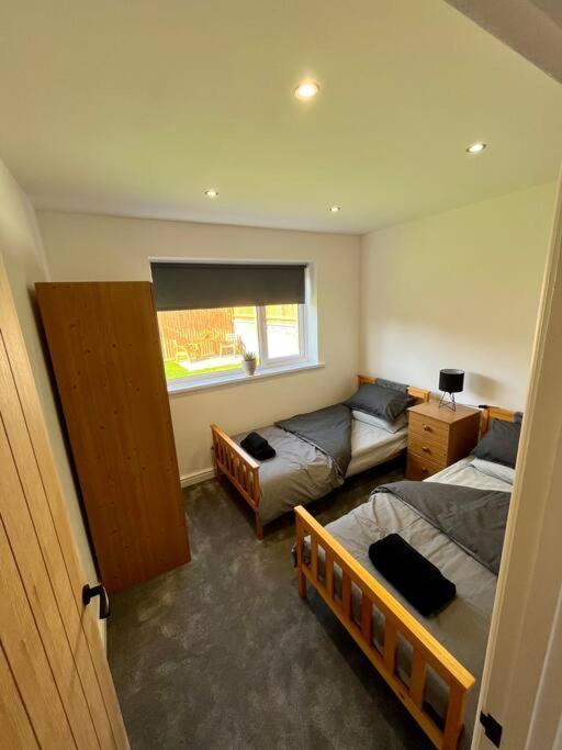 Modern Bungalow In Good Location Aberdulais Exterior foto