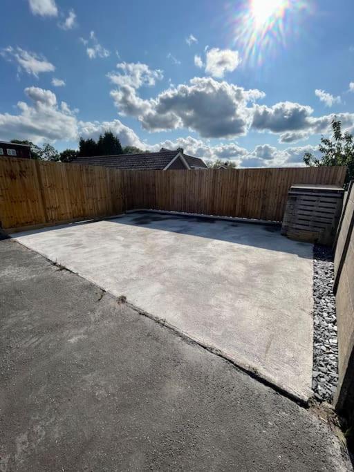 Modern Bungalow In Good Location Aberdulais Exterior foto