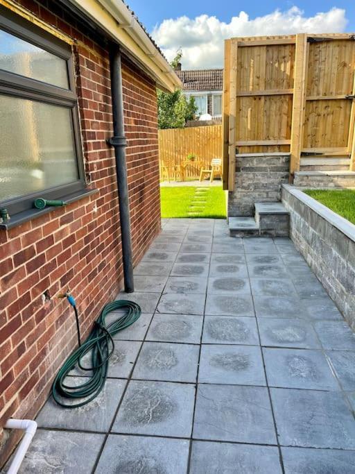 Modern Bungalow In Good Location Aberdulais Exterior foto