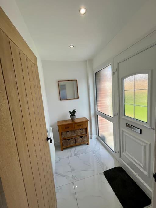Modern Bungalow In Good Location Aberdulais Exterior foto