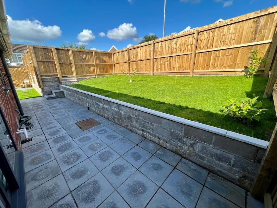 Modern Bungalow In Good Location Aberdulais Exterior foto